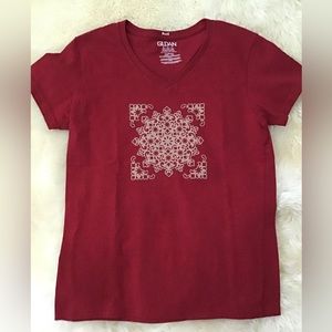NWT BsunE Original gold design on red short sleeve T-shirt women’s size medium